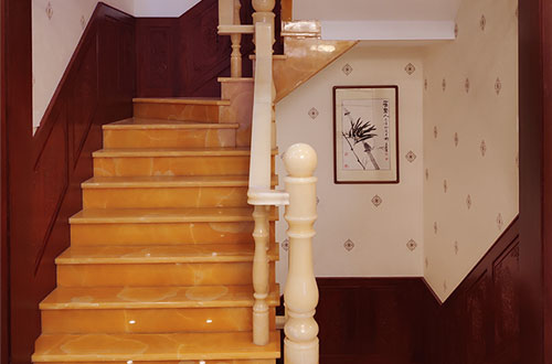 石家庄中式别墅室内汉白玉石楼梯的定制安装装饰效果